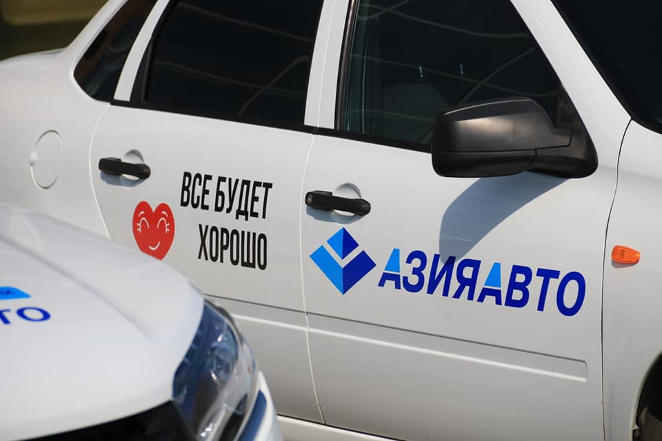 "Все будет хорошо" — гласит надпись на кузовах новых LADA