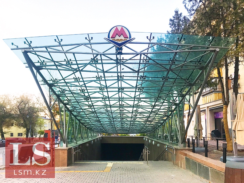 McDonalds-тегі порно видео Дефлорация немесе дефлорация туралы секс бейне