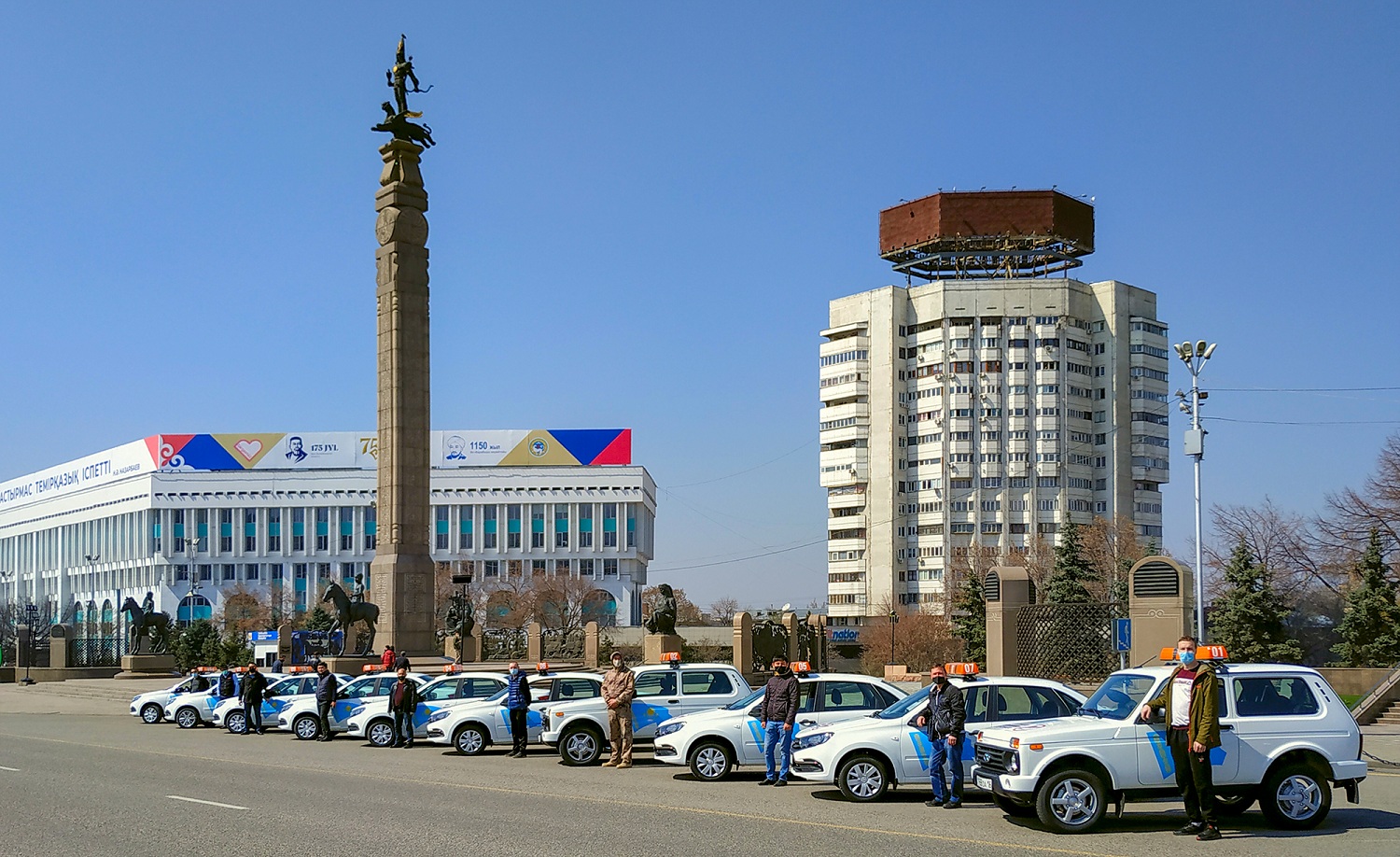 Часть команды водителей-добровольцев от ГК "БИПЭК АВТО - АЗИЯ АВТО", Алматы