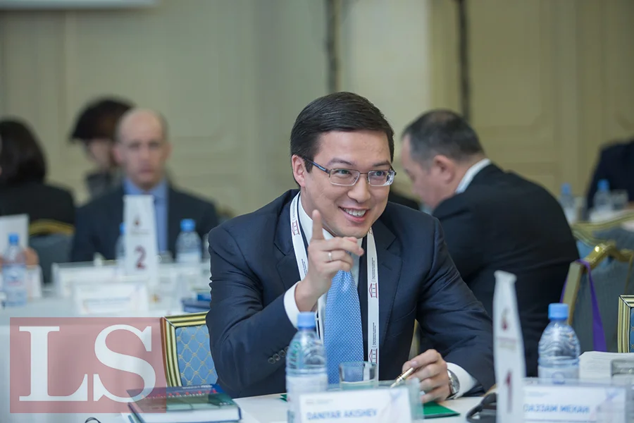 Как Акишев новый закон в мажилисе презентовал