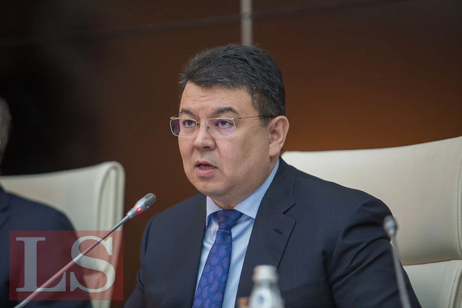 Бозумбаев пообещал завершение бензинового дефицита в ноябре