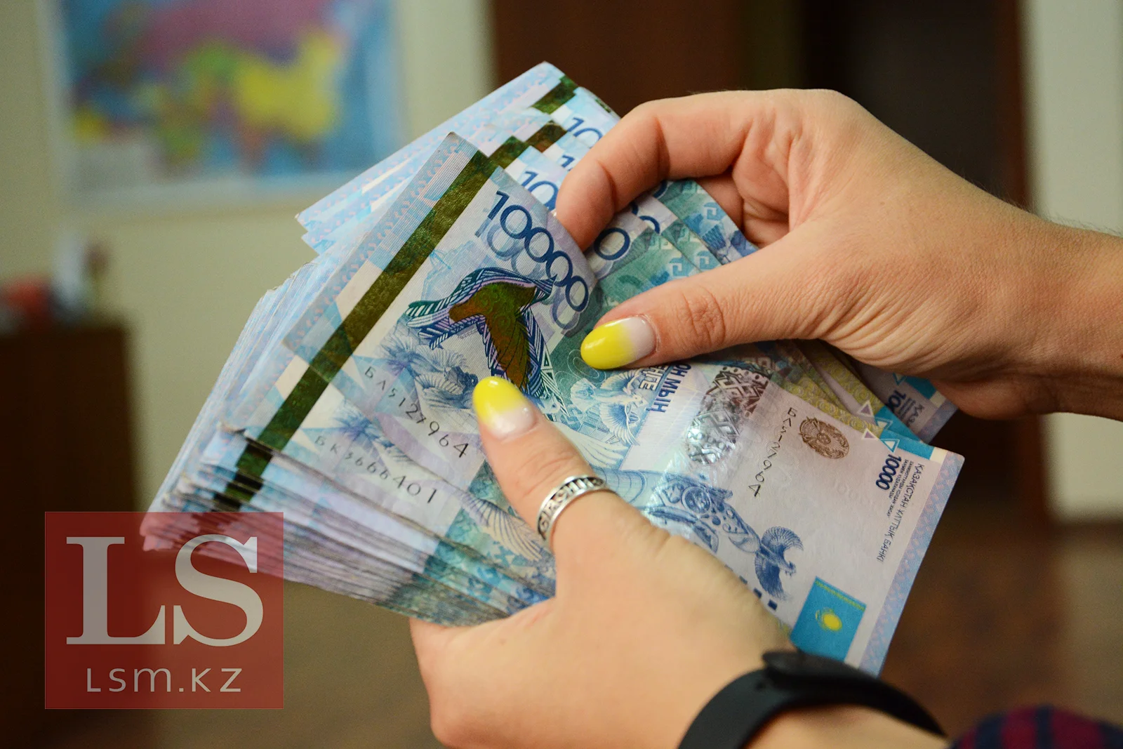 С начала года казахстанцы принесли в банки 2,4 трлн теңге