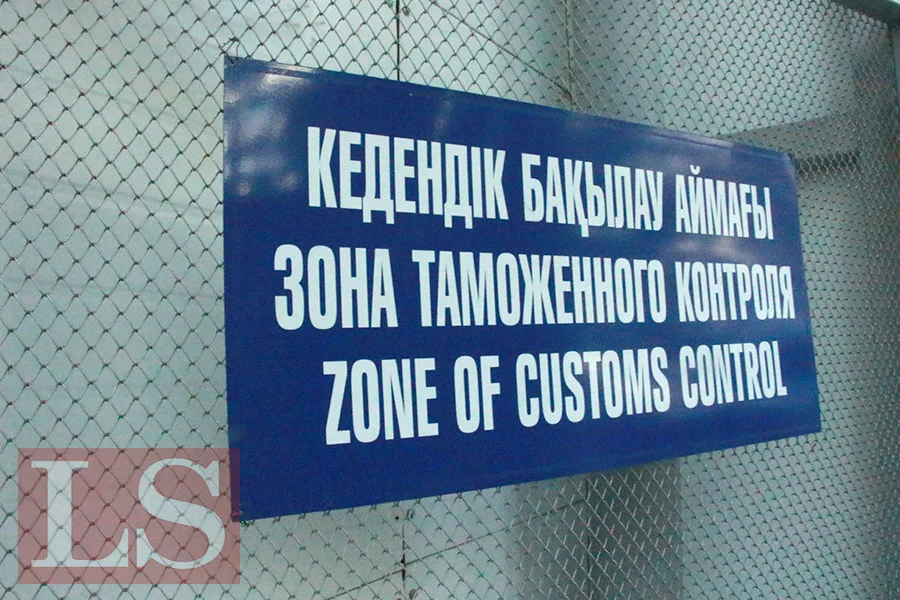 Транспорт стоит сутками – депутаты недовольны работой электронной очереди на границе