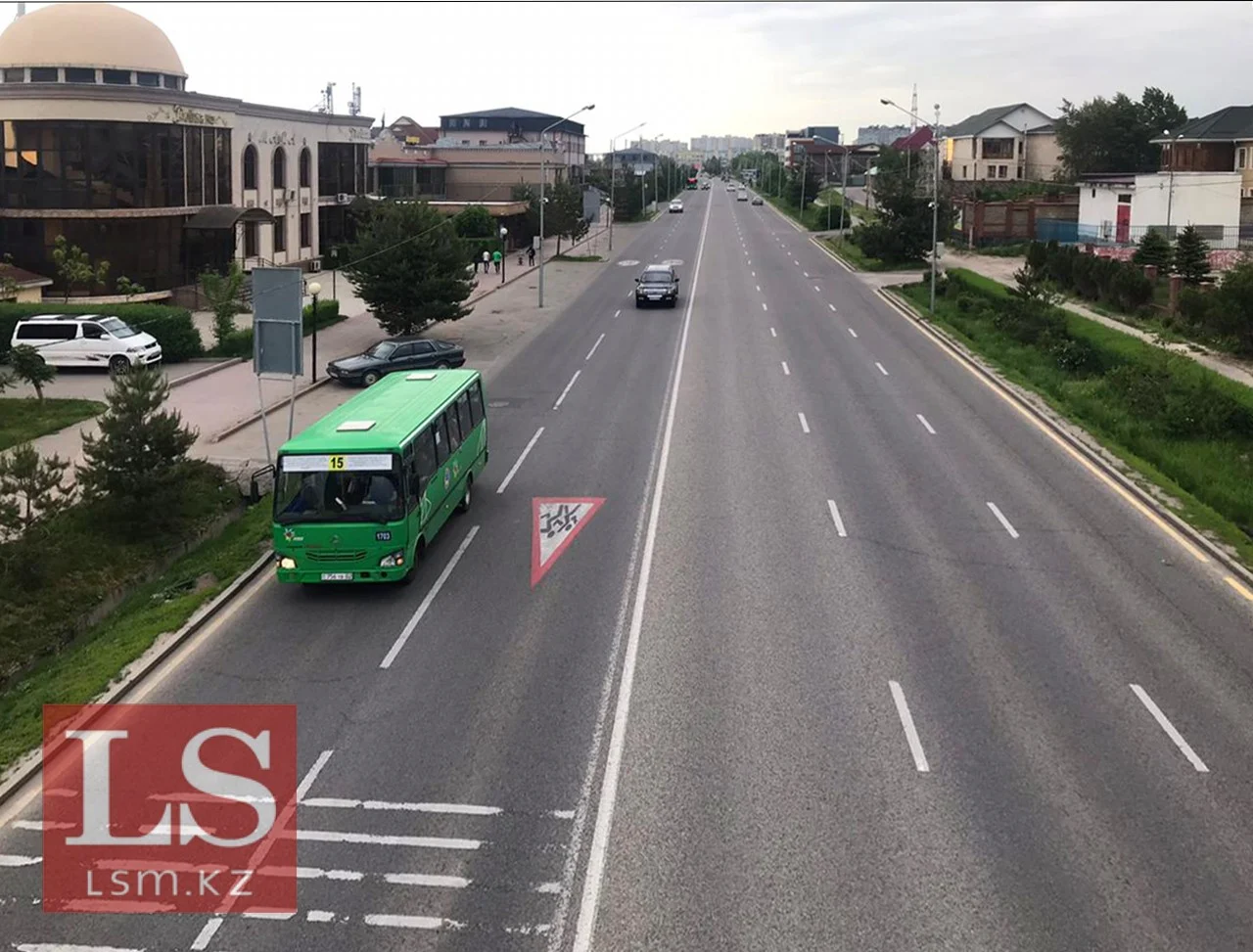 Казахстанцы пересаживаются с такси на автобусы