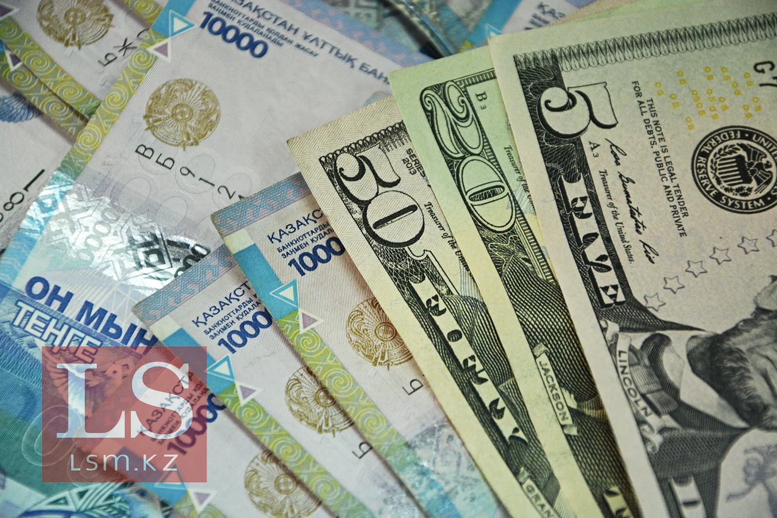 Тенге усиливается: что будет с долларом дальше